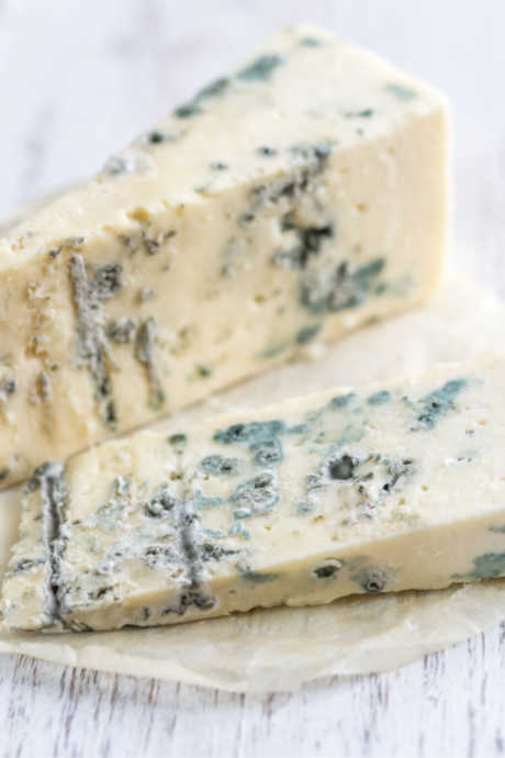 Schimmel wird eigentlich nicht in den Käse injiziert, obwohl es so aussehen mag. Stattdessen werden der Milch früher in der Käseherstellung Sporen zugesetzt.