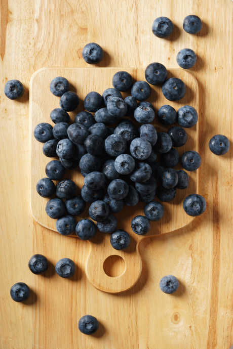 Blueberries: Look for fully ripe berries with a dark purple-blue color and silver sheen. Avoid wrinkled, damp, or moldy berries. Size may vary, but as long as your berries are firm, smooth, and a deep blue color, they ought to be delicious.