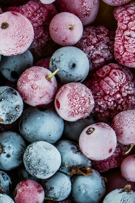 Frozen fruits are processed right after picking, so they retain more nutrients. In fact, research has shown that some frozen foods have higher vitamin content, such as blueberries. Frozen fruits are also more economical, with a lower price per ounce than fresh fruit.