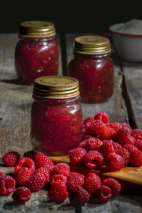 How to Make Jam: Specify the fruit you want to use, whether you want to make jam or jelly, and what type of pectin you have (or plan to buy), and the Ball Pectin Calculator generates a recipe that scales up to 10 jars.