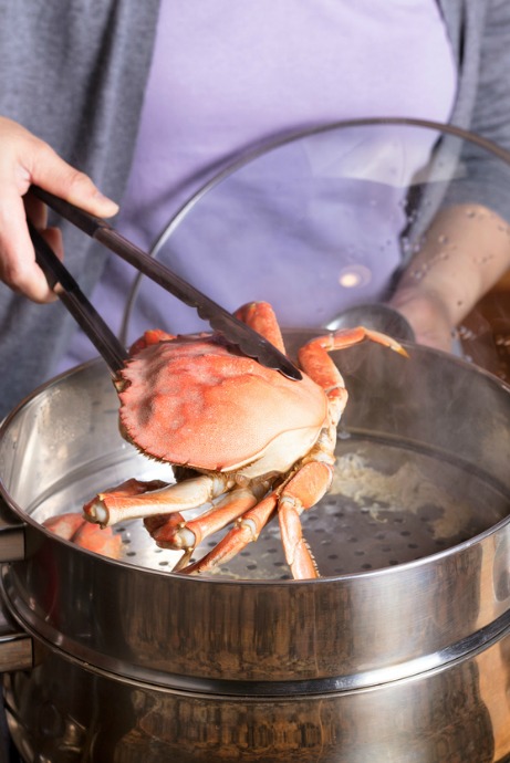 How to Cook Crabs: The easiest way to steam crabs is with a deep colander insert that fits inside a large stockpot. Be sure your insert fits your stockpot, so the boiling liquid doesn’t reach the crabs.