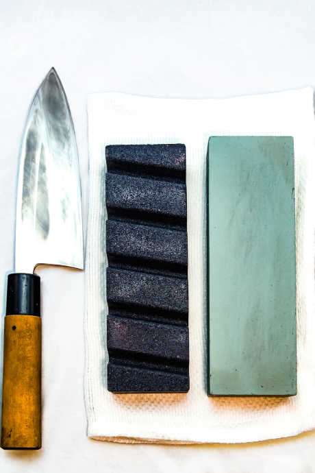 https://chefscornerstore.com/product_images/uploaded_images/whetstones-knife.jpg
